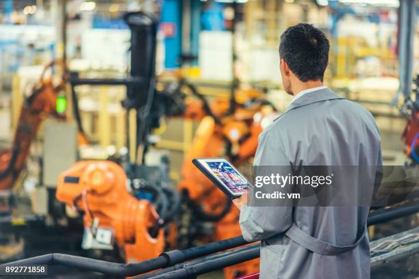ingénieur supervision producton autonome - circuit hydraulique photos et images de collection