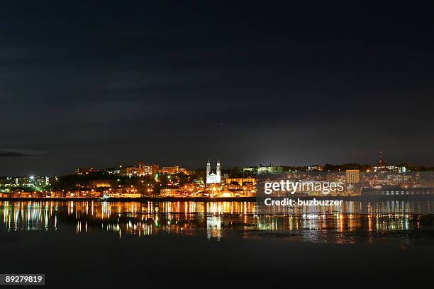 escena nocturna de la ciudad en la reflexión chicoutimi saguenay al río - buzbuzzer fotografías e imágenes de stock