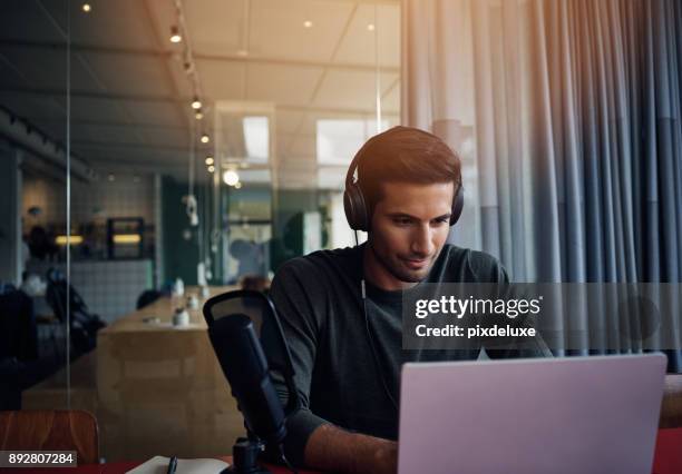 probando equipo de podcast - studio workplace fotografías e imágenes de stock