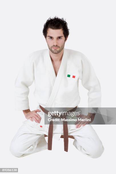 mann in karate-outfit und braunen gürtel - submission combat sport stock-fotos und bilder