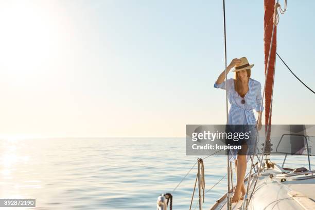 das bootsleben aka das gute leben - sailing yacht stock-fotos und bilder