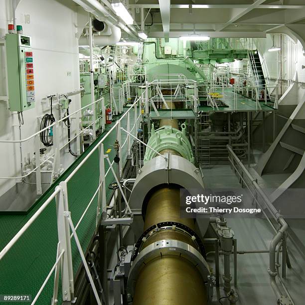 engine room of container ship - aspas fotografías e imágenes de stock