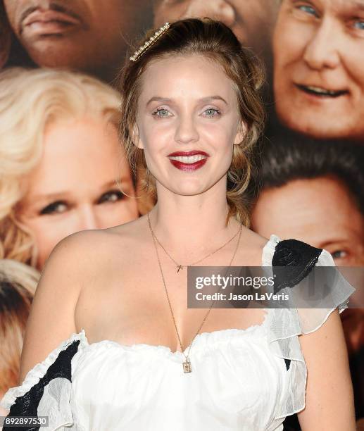 Actress Kelli Garner attends the premiere of "Father Figures" at TCL Chinese Theatre on December 13, 2017 in Hollywood, California.