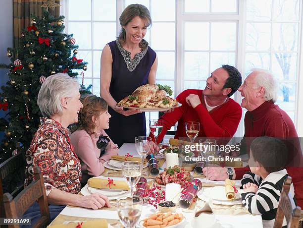 frau mit weihnachten türkei zu multi-generation-familie auf der lasche - christmas table turkey stock-fotos und bilder
