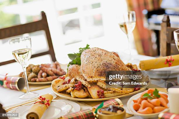 christmas turkey dinner - christmas dinner stock pictures, royalty-free photos & images
