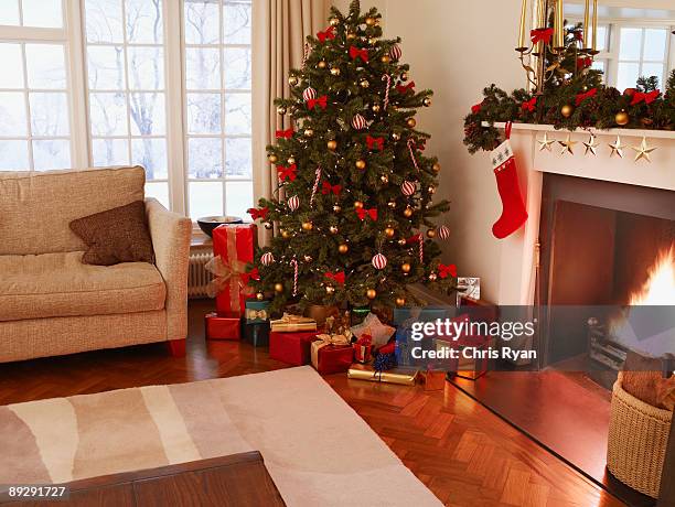regali sotto l'albero di natale in salotto - albero di natale foto e immagini stock