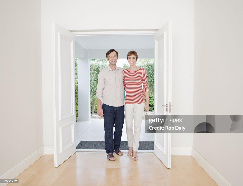 Sonriente pareja montaje en puerta