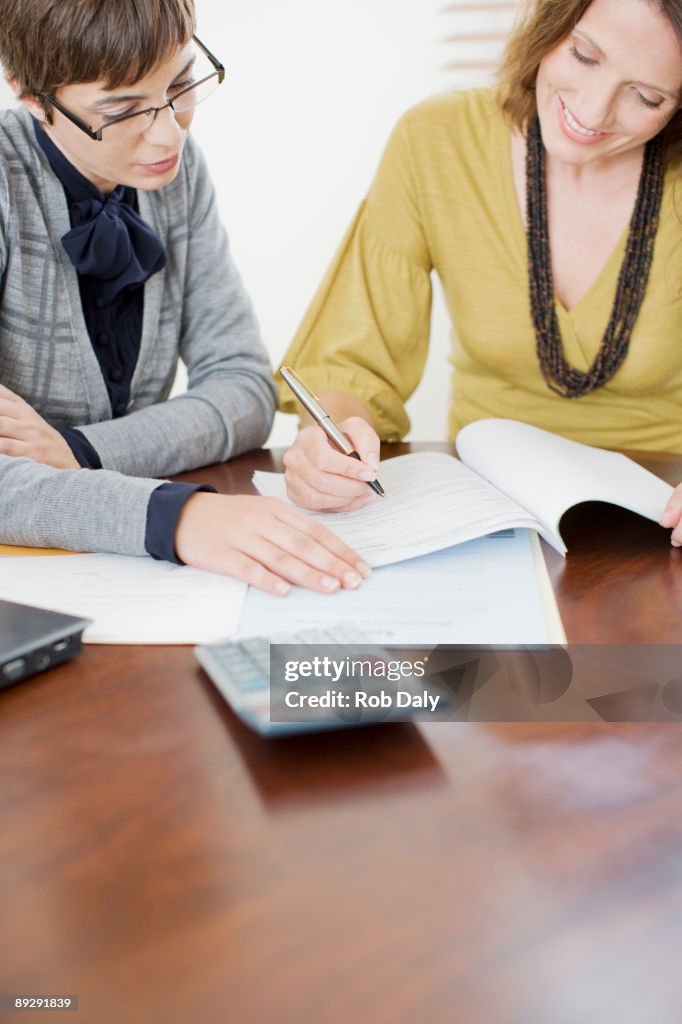 Mulher de Negócios ver mulher de Papelada