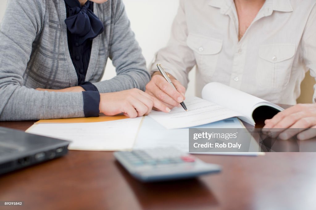 Femme d'affaires signature de documents