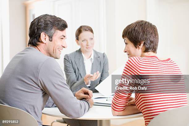 couple avec agent immobilier réunion - homme dans un groupe de femmes photos et images de collection