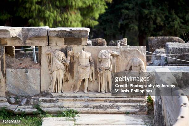 hadrianic reliefs, theater of dionysus - déesse grecque photos et images de collection