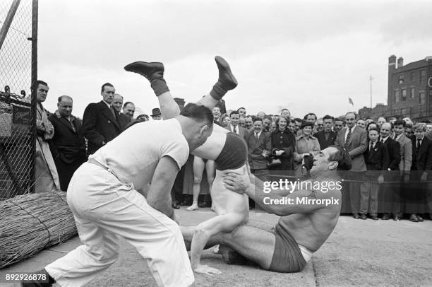 Primo Carnera v Al Hayes, Open Air Training Session at Ludgate Circus Gardens, London, a bomb site, draws lunch time crowds, London, 8th May 1952. He...