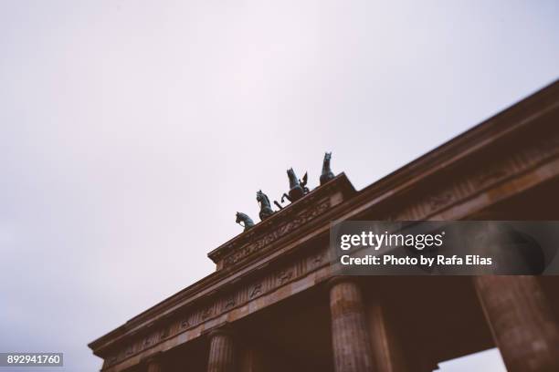 brandenburg gate - cold war stock pictures, royalty-free photos & images