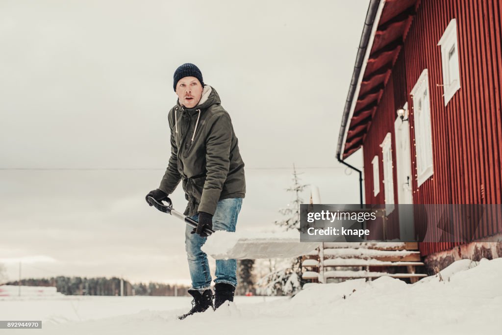 Schneeschaufeln im freien Mann