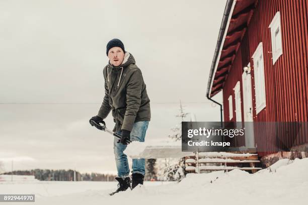 schneeschaufeln im freien mann - snow shovel stock-fotos und bilder