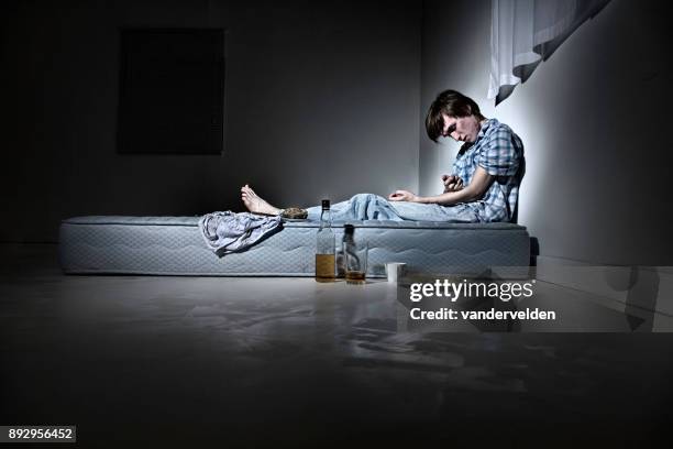 young junkie injecting himself - drogados imagens e fotografias de stock