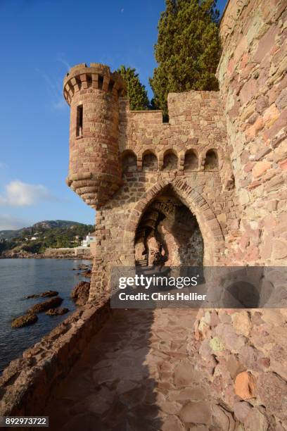 public path and arches chateau de la napoule mandelieu-la-napoule - darmschleimhaut stock-fotos und bilder