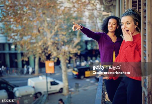 beste vriendinnen de stad zoekt en plezier hebben op het balkon in de ochtend - paris street woman stockfoto's en -beelden