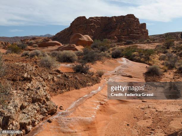 white mineral salt deposits on red sandstone at little finland - mesquite nevada stockfoto's en -beelden