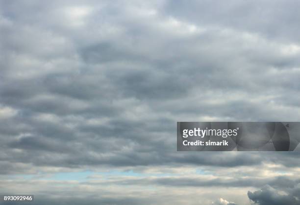 wolken in den himmel - grey sky stock-fotos und bilder