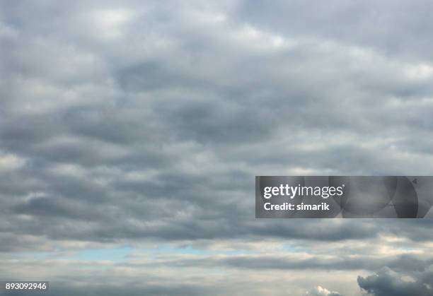 nubes en el cielo - cubierta fotografías e imágenes de stock