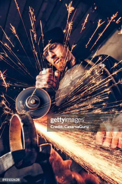 corte y pulido de muelle en espiral para hacer el cuchillo de herrero - moler fotografías e imágenes de stock