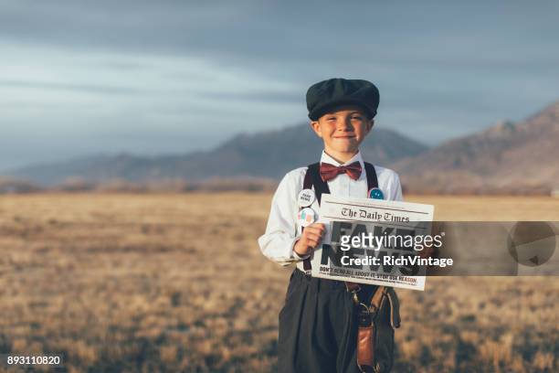 old fashioned news boy holding gefälschte zeitung - zeitungsausträger stock-fotos und bilder