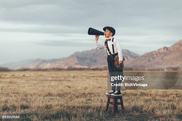 old fashioned news boy durch megaphon schreien - pressemitteilung stock-fotos und bilder