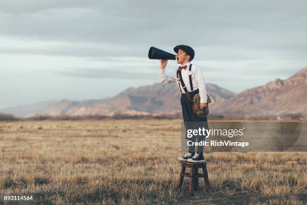 ouderwetse nieuws jongen schreeuwen door megafoon - media day stockfoto's en -beelden