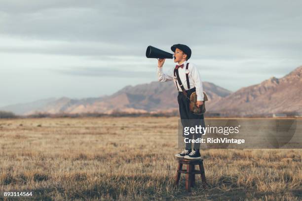 gammaldags nyheter pojke skrek genom megaphone - loudspeaker bildbanksfoton och bilder