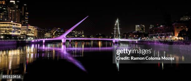 puerto madero - fußgängerbrücke puente de la mujer stock-fotos und bilder