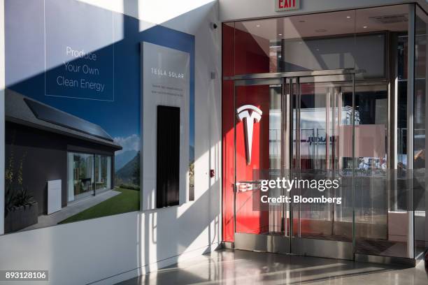 Tesla Inside Building 38 Inside The New Tesla Inc Nyc Showroom Stock Photos, High-Res ...