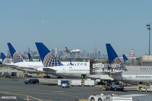 passenger planes parked at the gates at newark liberty international airport - aeroporto internacional de newark imagens e fotografias de stock