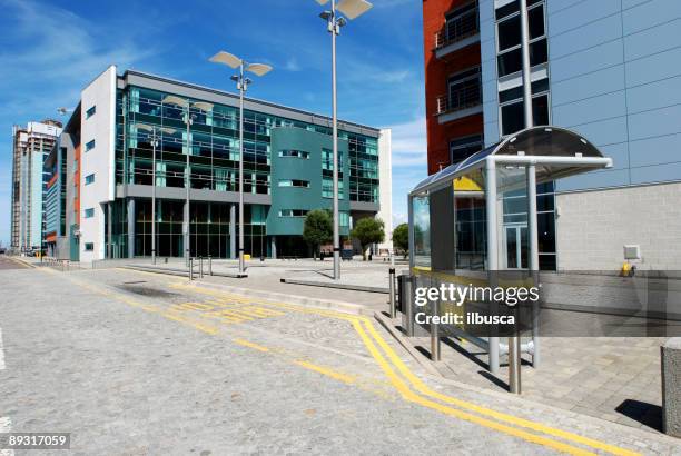 bauten und moderne gebäude und wolkenkratzer - busstop stock-fotos und bilder