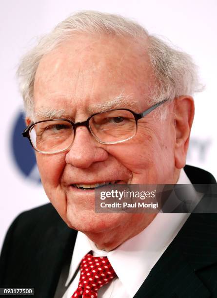 Warren Buffet arrives at "The Post" Washington, DC Premiere at The Newseum on December 14, 2017 in Washington, DC.