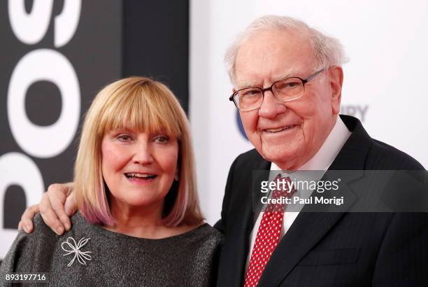 Susie Buffett and Warren Buffett arrive at "The Post" Washington, DC Premiere at The Newseum on December 14, 2017 in Washington, DC.