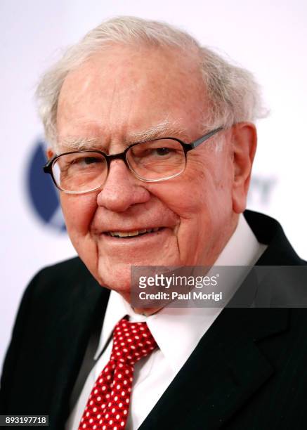 Warren Buffet arrives at "The Post" Washington, DC Premiere at The Newseum on December 14, 2017 in Washington, DC.