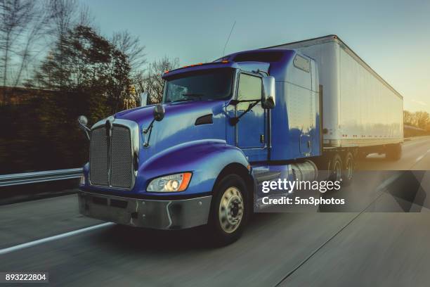 18 wheeler truck on the road - eld stockfoto's en -beelden