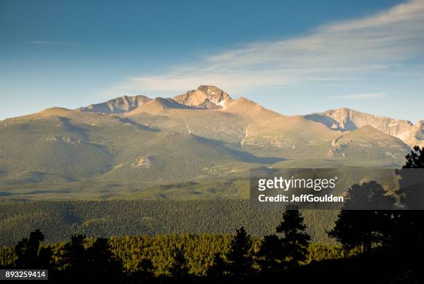 long's peak bei sonnenaufgang - trail ridge road colorado stock-fotos und bilder