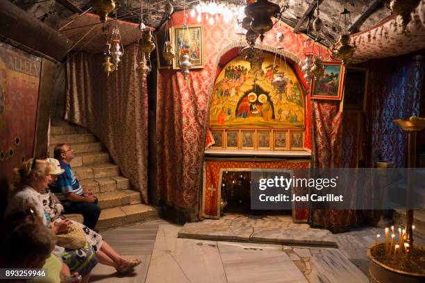 christen in der geburtsgrotte in bethlehem, palästina - grotte stock-fotos und bilder