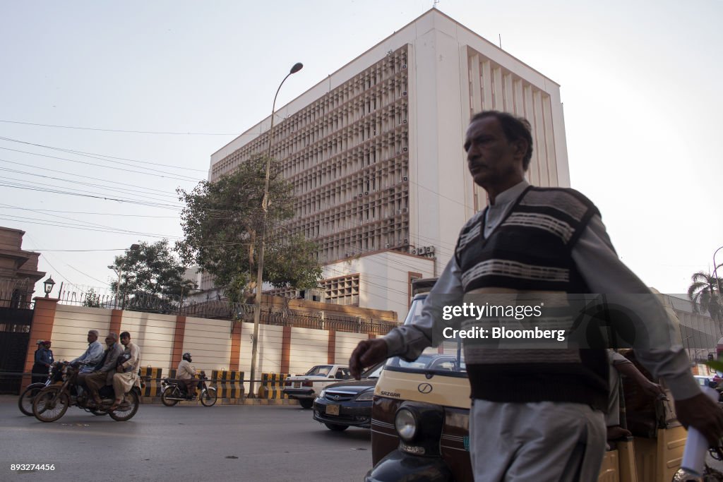Devaluation Drags Pakistan Rupee to Bottom of Currencies