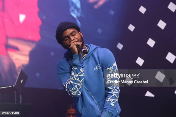 Dave East performs onstage at the 2017 Hot for the Holidays concert at Prudential Center on December 14, 2017 in Newark, New Jersey.