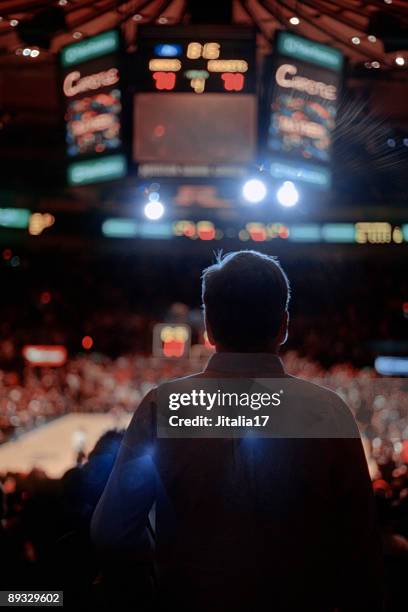 retroiluminado hombre mirando eventos deportivos de la ciudad de nueva york - new york madison square garden fotografías e imágenes de stock