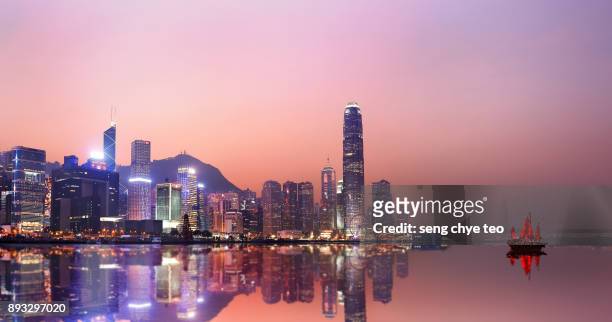 hong kong neon sunset iconic harbour skyscrapers - wan chai - fotografias e filmes do acervo