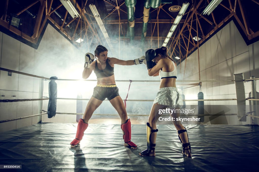 Comprimento total de duas mulheres num duelo em uma luta de boxe no health club.