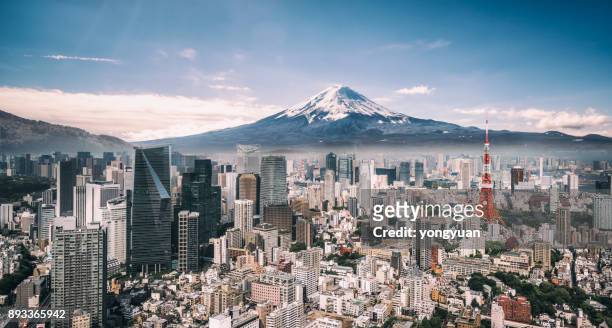 mt. fuji und skyline von tokyo - tokyo japan stock-fotos und bilder