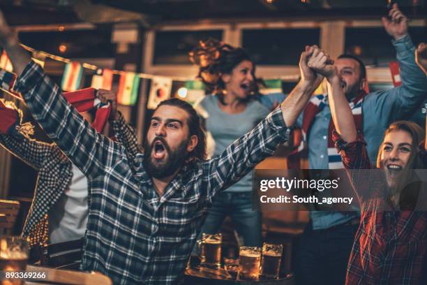 Fan Riker Bar 8,185 Raising Bar Stock Photos, High-Res Pictures, and Images - Getty ...