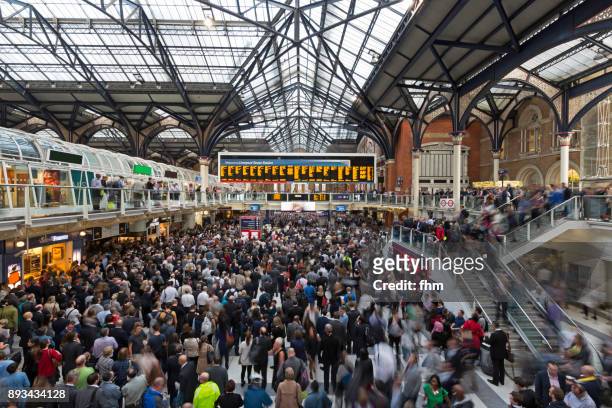 rush hour at liverpool street station/ london (uk) - hauptverkehrszeit stock-fotos und bilder
