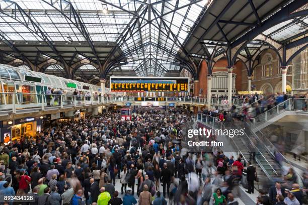 rush hour at liverpool street station/ london (uk) - treinstation stockfoto's en -beelden