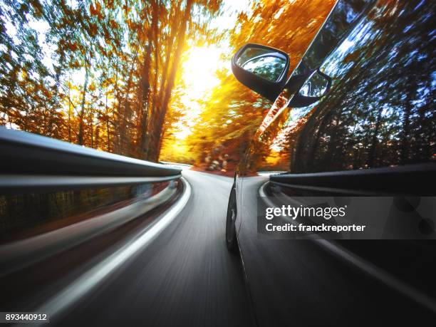 bewegungsunschärfe auto auf der straße - autoreifen natur stock-fotos und bilder